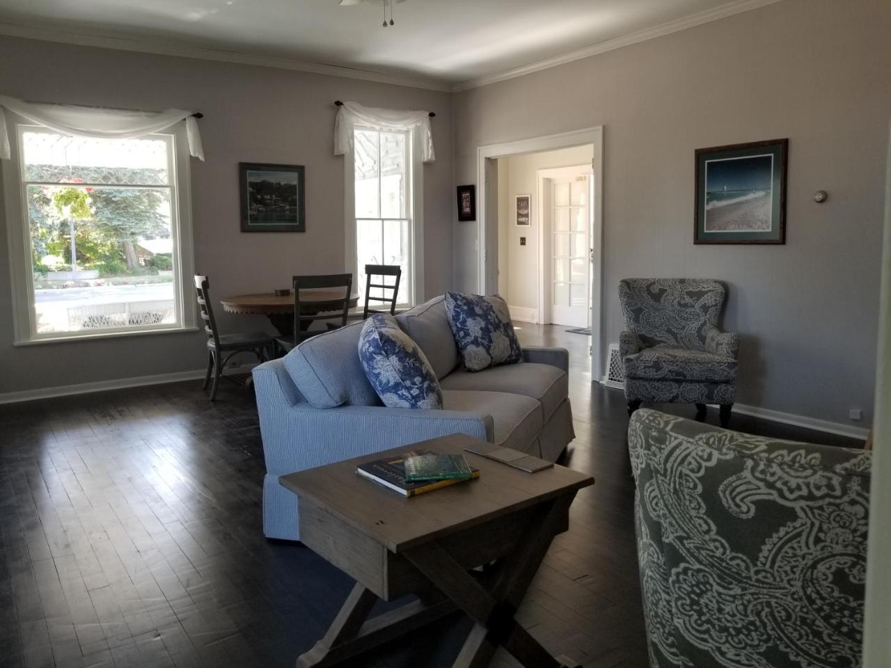 Bed and Breakfast Charlevoix House Екстер'єр фото
