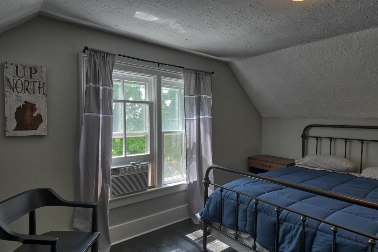 Bed and Breakfast Charlevoix House Екстер'єр фото
